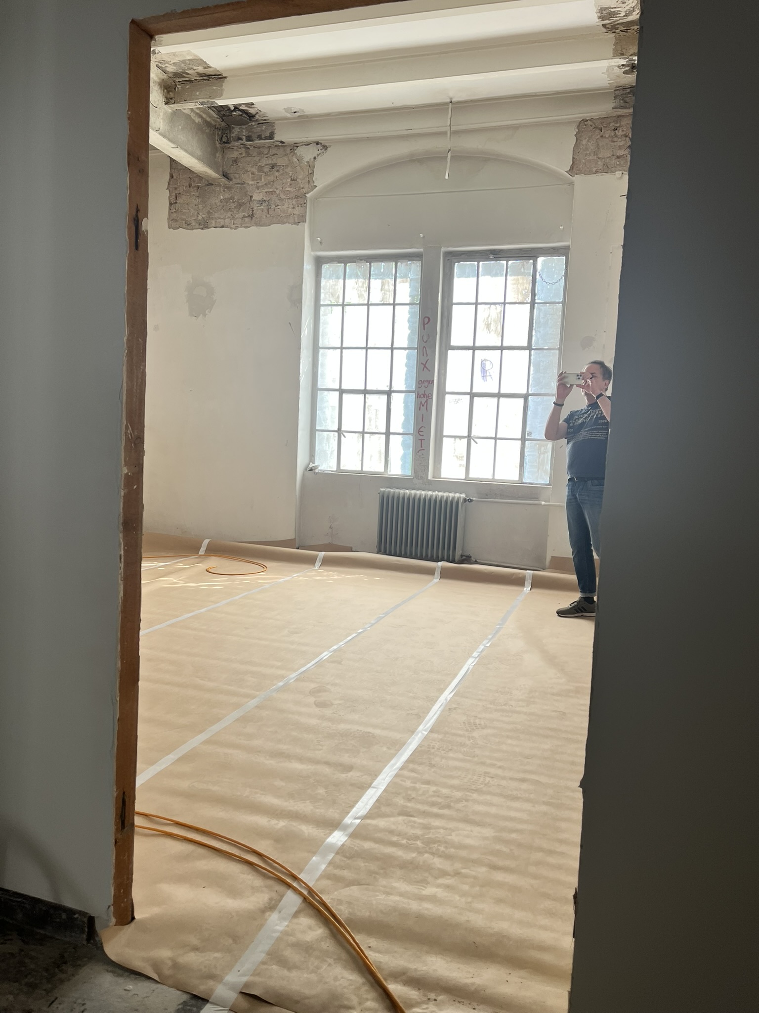 leerer archiv-raum 3 Herr Winkler schraubt ab ...